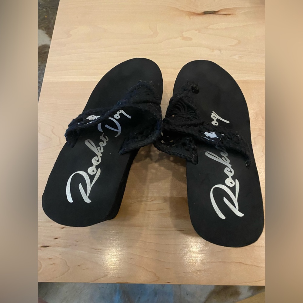 COPY - EUC - Rocket Dog platform flip flops, size 7, black